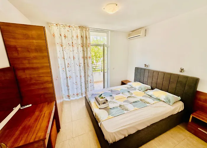 Charming 2-bed Flat With Pool View In Sunny Beach, Bulgaria